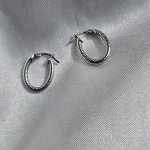 Small Ribbed 18kt White Gold Hoops